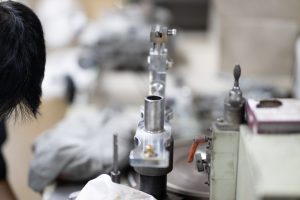 研磨機でダイヤモンド工具を加工する作業風景