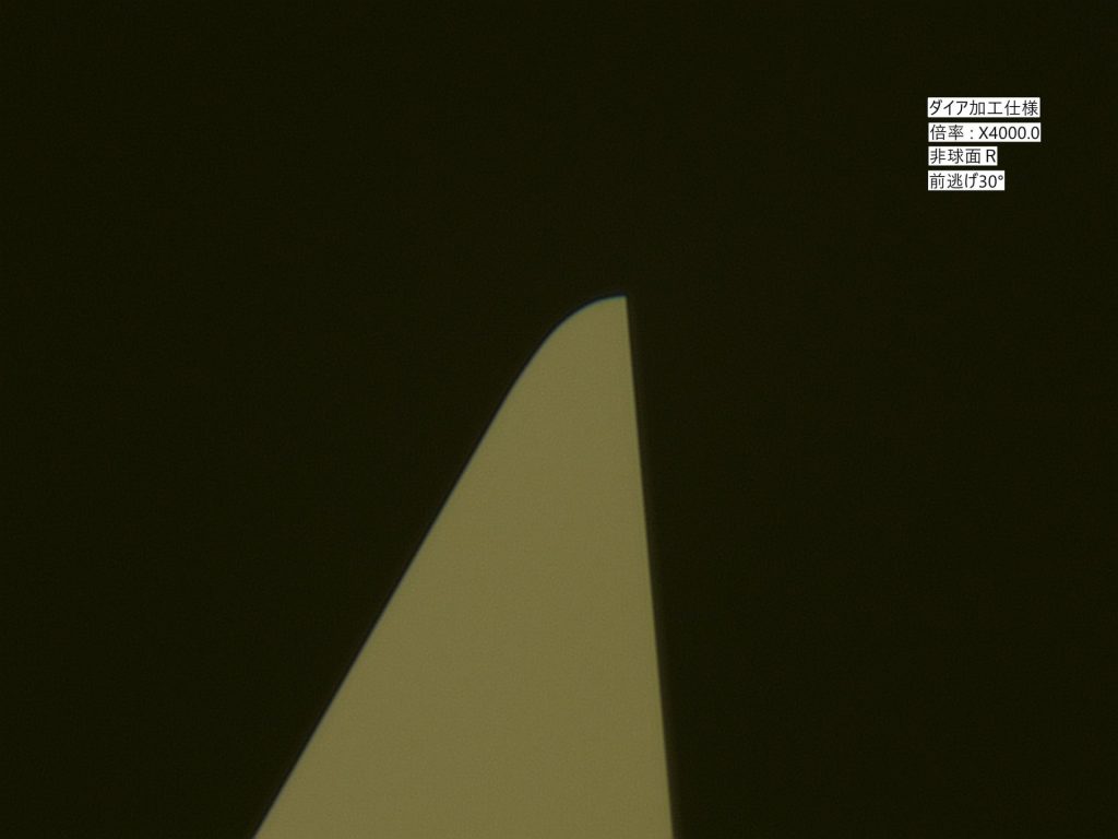 ダイヤ加工仕様の顕微鏡写真。倍率X4000.0、非球面R、前逃げ30°
