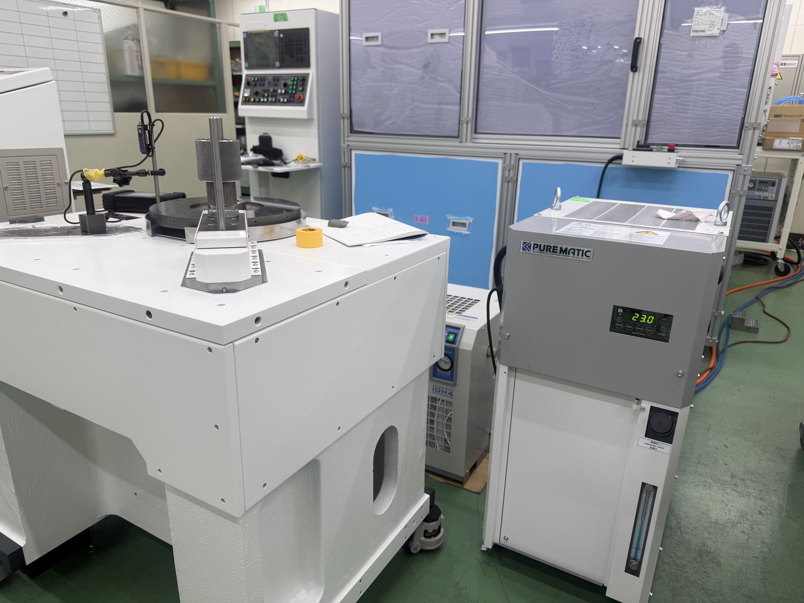 ダイヤモンド研磨機の研磨定盤・ワーク保持部と、23.0℃に制御された恒温水循環装置