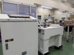 城南ダイヤモンド工業に導入した芝浦機械製ダイヤモンド研磨機（すくい面・逃げ面加工用）の全景